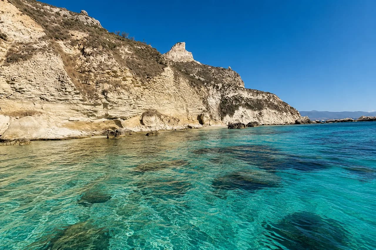 Türkisfarbenes Wasser während der Bootstour